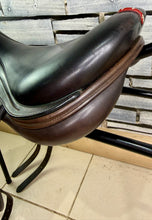 Load image into Gallery viewer, 17” +1 (MW) Equipe Synergy Monoflap Jump Saddle - Brown -2018