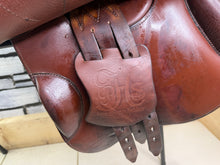 Load image into Gallery viewer, 16 1/2” MW Stride Free Double Flap Jump Saddle - Tan
