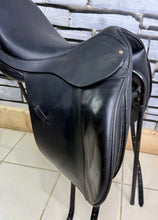 Load image into Gallery viewer, 16 1/2” MW Farrington Centreline Dressage Saddle - Black