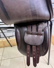 Load image into Gallery viewer, 15 1/2” XW Extra Wide Fylde Hayden Show/Working Hunter Saddle -Brown- Suede Top