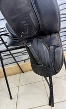 Load image into Gallery viewer, 17” M/Changeable Gullet Wintec 500 Dressage Saddle - Black