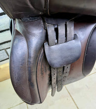 Load image into Gallery viewer, 17” Wide Farrington/Shires GP Saddle - Brown