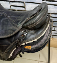 Load image into Gallery viewer, Size 2 Barefoot Cheyenne Treeless Leather GP Saddle - with Pads &amp; Girth - Black - Cob