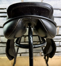 Load image into Gallery viewer, 17 1/2” MW Albion K2 Jump Saddle - Black -Big Blocks- Mega Comfy