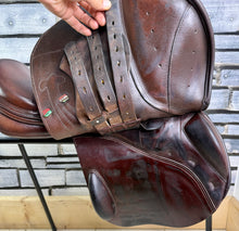 Load image into Gallery viewer, 17” Medium Prestige Arezzo Jump Saddle - Brown