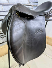 Load image into Gallery viewer, 17” Wide Jeffries Falcon Hawk Event Saddle - Black