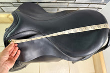 Load image into Gallery viewer, 17 1/2” XW Oakfield Santana WH Saddle - Black