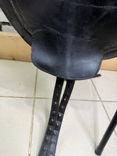 Load image into Gallery viewer, Size 2 Barefoot Cheyenne Treeless Leather GP Saddle - with Pads &amp; Girth - Black - Cob