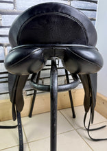 Load image into Gallery viewer, 18” MW Albion Legend K2 Dressage Saddle - Black