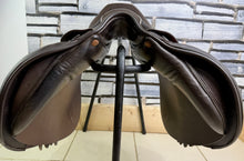 Load image into Gallery viewer, 17” MW/Wide Whitaker Madrid Jump Saddle - Brown