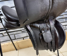 Load image into Gallery viewer, 17 1/2” Medium Morris &amp; Nolan High Wither Gold GP Saddle - Brown