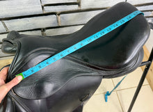 Load image into Gallery viewer, 17 1/2” W-XW Changeable Gullet Kent &amp; Masters Monoflap Jump Saddle - Black