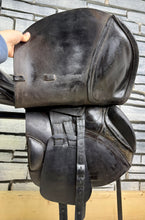 Load image into Gallery viewer, 17 1/2” Medium Albion Kontrol Forward Flap Jump Saddle - Brown