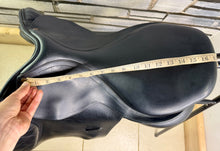 Load image into Gallery viewer, 17” Medium/Changeable Gullet Bates Caprilli Jump Saddle - Black