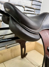Load image into Gallery viewer, 17” XW Voltaire Lexington Monoflap Jump Saddle - Brown