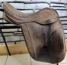 Load image into Gallery viewer, 18” XW Olney (Fylde Marjory) Suede Show/Working Hunter Saddle -Brown- Suede Top