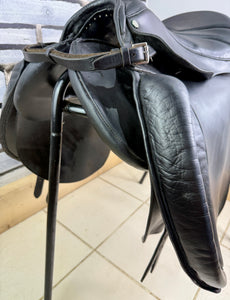 17” Wide Trapezius Panel Saddle - Black