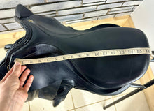 Load image into Gallery viewer, 16 1/2” Wide  Kentaur Eventer I Monoflap Jump/XC Saddle - Black