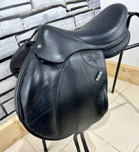 Load image into Gallery viewer, 17 1/2” MW Voltaire Lexington Monoflap Jump Saddle - Black