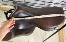 Load image into Gallery viewer, 16 1/2” Medium English Close Contact Jump Saddle - Black