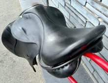 Load image into Gallery viewer, 17 1/2” Wide Ideal International Event Saddle - Black