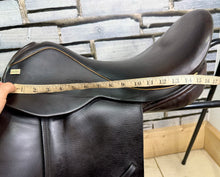 Load image into Gallery viewer, 18” XW Sue Carson Flair Dressage Saddle on 17” Panels-Brown- Big Blocks