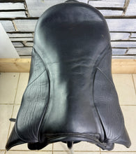 Load image into Gallery viewer, 17” Original Heather Moffat Nursey Fhoenix VSD/Dressage Saddle - Black