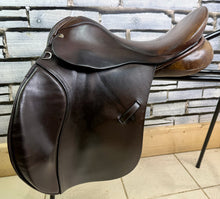 Load image into Gallery viewer, 16 1/2” Wide Sandringham Cob GP Saddle - Brown - English Leather