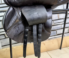 Load image into Gallery viewer, 17 1/2” Medium Albion Kontrol Forward Flap Jump Saddle - Brown