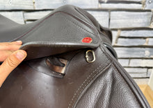 Load image into Gallery viewer, 17 1/2” MW/Changeable Gullet Kent &amp; Masters S Series Jump Saddle - Brown