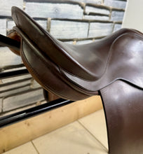 Load image into Gallery viewer, 17” Wide Palaton Derby House Show Ring Mark II Working Hunter Saddle - Brown