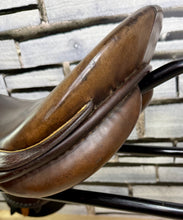 Load image into Gallery viewer, 17 1/2” 28 (M) Stubben Siegfried Extra GP/Jump Hunting Saddle - Brown