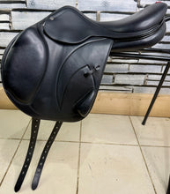 Load image into Gallery viewer, 17” +4 (XW) Equipe Monoflap Jump Saddle - Black -2018- Immaculate-Patent Trim