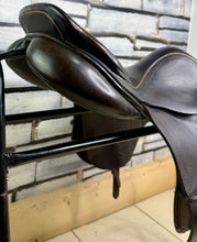 Load image into Gallery viewer, 17 1/2” MW Albion Kontrol Ultima Forward Flap Jump Saddle - Brown