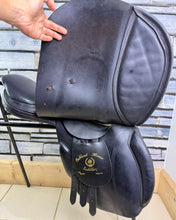 Load image into Gallery viewer, 18” Medium Oakland House Saddlery Jump Saddle - Black