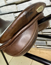 Load image into Gallery viewer, 17” 32/Wide Stubben Juventus Jump Saddle - Brown