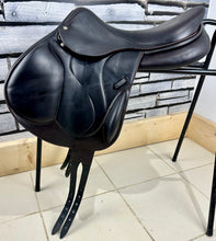 Load image into Gallery viewer, 17 1/2” MW Devoucoux Chiberta O Monoflap Jump Saddle - Brown