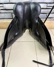 Load image into Gallery viewer, 17 1/2” Wide-XW/Changeable Gullet Kent &amp; Masters Dressage Saddle - Black