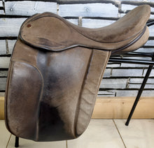 Load image into Gallery viewer, 18” XW Olney (Fylde Marjory) Suede Show/Working Hunter Saddle -Brown- Suede Top