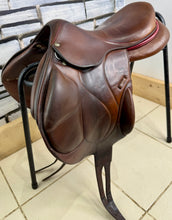 Load image into Gallery viewer, 17 1/2” MW Devoucoux Chiberta O Jump Saddle - Brown