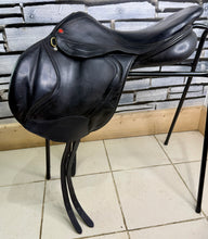 Load image into Gallery viewer, 18” MW Albion Kontact Monoflap Jump Saddle - Black - Moveable Blocks