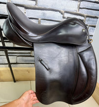 Load image into Gallery viewer, 17” Medium Woodseaves WH Saddle - Brown