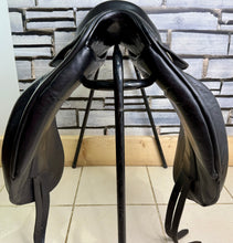 Load image into Gallery viewer, 17 1/2” MW Hockenden Saddlery Monoflap Dressage Saddle - Black