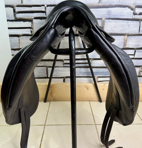17 1/2” MW Hockenden Saddlery Monoflap Dressage Saddle - Black
