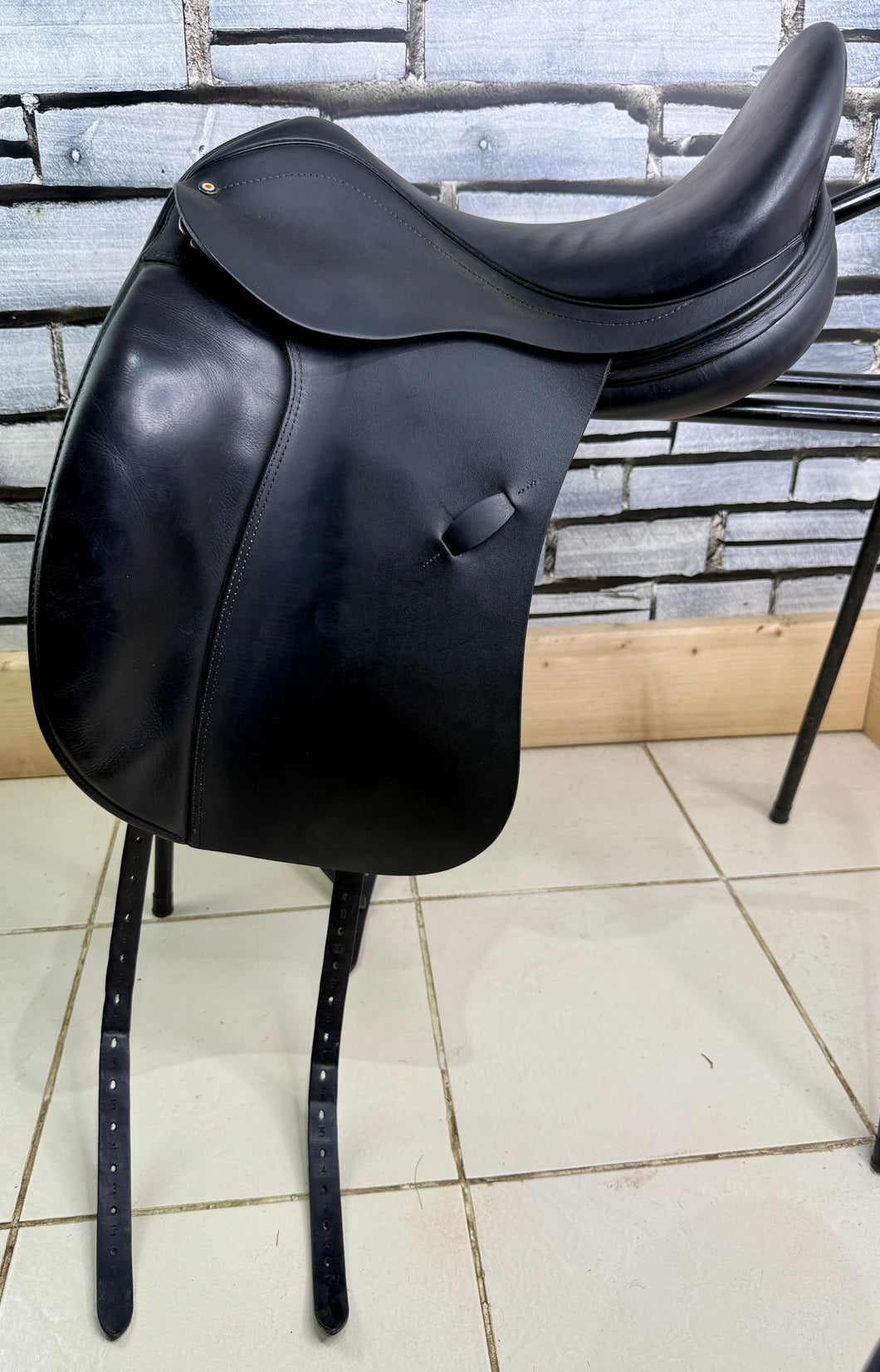 16 1/2” MW Farrington Centreline Dressage Saddle - Black