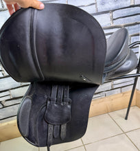 Load image into Gallery viewer, 17 1/2” Medium/Changeable Gullet Bates Caprilli GP Saddle - Black