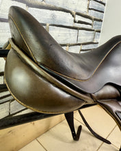 Load image into Gallery viewer, 17” MW Black Country Vinici Monoflap Jump Saddle - Brown