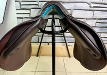 Load image into Gallery viewer, 18 1/2” MW Voltaire Stutgartt Double Flap Jump Saddle - Brown