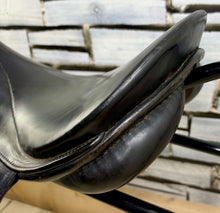 Load image into Gallery viewer, 18” 29.5/MW Stubben Romanus Show/Working Hunter Saddle - Brown