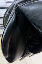 Load image into Gallery viewer, 18” Medium Oakland House Saddlery Jump Saddle - Black